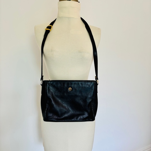 Vintage Navy leather Etienne Aigner adjustable shoulder bag - Picture 1 of 15